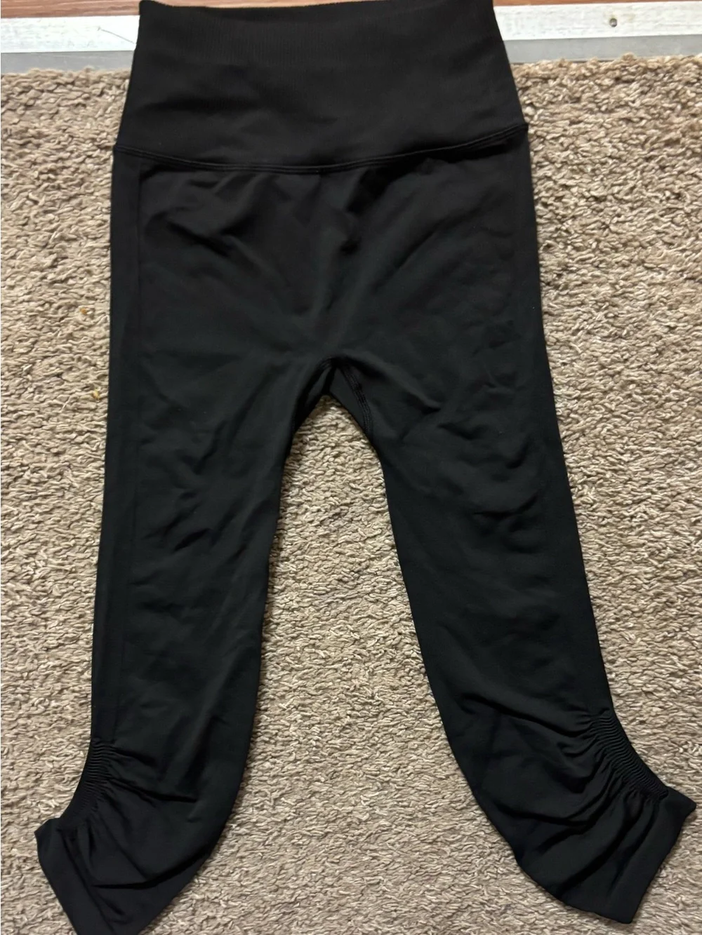 Lululemon Womans 2 Black High-Waist Cropped Leggings Ruched Bottom Hems Like New
